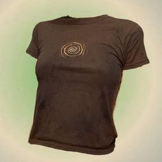 Spiral Bleached Shirt, Bleach On Brown Clothes, Bleached Top Designs, Bleach T Shirts Diy, Bleach Top Design, Diy Shirt Ideas Paint, Cool Bleach Shirt Designs, Bleached Shirt Ideas, Bleach Shirt Design