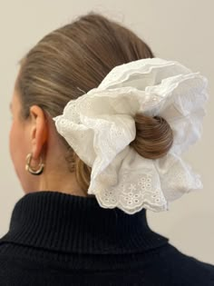 - Super oversized statement hair accessory - Lace detail - Elastic band for all hair types and thicknesses. Statement Hair Accessories, White Accessories Aesthetic, Fall 2024 Accessories Trends, Schruncies Aesthetic, Hair Accessories Aesthetic, White Hair Accessory, Statement Hair, Oversized Scrunchie, Cool Hairstyles For Girls