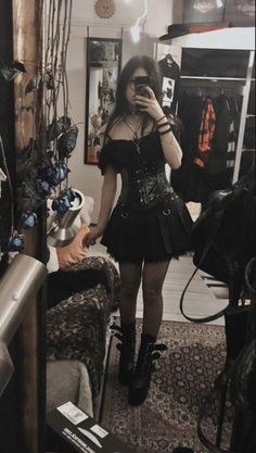 idk their @ || dc Gothic Mode, E Girl Outfits, Smen, Aesthetic Grunge Outfit, Black Corset