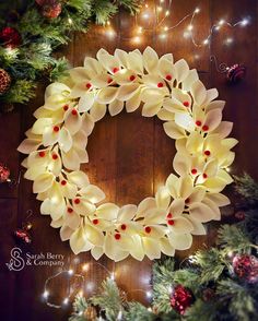 Ivory Felt Leaf Wreath with Lights and Red Berries | Front Door Wreaths | Christmas Wreaths | Winter Decor | Winter Wreath | Minimalist by SarahBerryandCompany on Etsy Wreath Minimalist, Front Door Wreaths