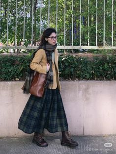 British Autumn Outfit, Plaid Brown Skirt Outfit, English Winter Outfits, Autumn Vintage Outfit, French Autumn Style, Colorado Aesthetic Outfits, Edinburgh Fashion, Rain Boots Outfit, Vintage Winter Outfits