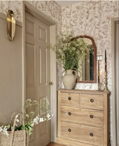 #housedesignideas #simpledecor #naturalwood #eleganthouse Traditional French Home Decor, Organic Cottage Decor, Old Style Interior Design, European Inspired Bedroom, French Farmhouse Bedroom Decor, Cottage Vintage Decor, Antique House Decor Interior Design, Clean Vintage Aesthetic, Cottagecore Living Room Aesthetic