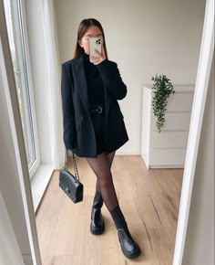 Skort Outfit Business Casual, Producer Outfit Women, Bussines Women Outfits, All Black Hair Stylist Outfit, Edgy Summer Outfits, Black Blazer Outfit, Outfit Botas, Look In, Mode Zara