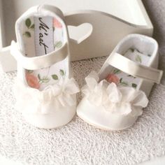 Classy and elegant baby girl shoes, made from IVORY (or PURE WHITE) satin, finished with light chiffon ruffle. Matching bow headband also available. Soft soled, inside lined with cotton and felt. Perfect for flower girls, christening and other special occasions. Made to order. Available sizes (OUTER SOLE): SIZE 1: 0-3 months - 3.75 inches SIZE 2: 3-6 months - 4.0 inches SIZE 3: 6-9 months - 4.5 inches SIZE 4: 9-12 months - 5.0 inches (faux leather sole) SIZE 5: 12-18 months - 5.5 inches (faux le Baby Wedding Outfit, Shoes Fancy, Baby Boy Bow Tie, White Baby Shoes, Baby Pink Shoes, Christening Shoes, Handmade Baby Shoes