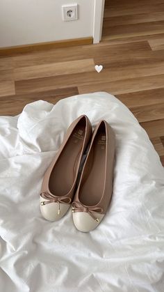 Beige Ballet Flats 🤍 Aesthetic Flats, Beige Ballet Flats, Skull Heels, Flat Ballet Shoes, Special Shoes, Filipino Fashion, Fairy Shoes, Cosy Outfit, Beige Flats