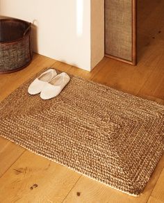 PRICES MAY VARY. SIZE: This handwoven jute area rug is 2x3 Feet. We have many more sizes for you to choose from. BEAUTIFUL & VERSATILE: The perfect combination of style and durability, our jute rug bring home effortless sophistication. This rug is versatile enough to be used alone or as a base for layering. The perfect rug to polish off your living room, bedroom or foyer. A braided texture creates the perfect casual, coastal, farmhouse, or global look and feel. QUALITY WORK: At Frelish we believ Cotton Rag Rug, Jute Mats, Jute Doormat, Braided Rag Rugs, Braided Jute Rug, Jute Area Rugs, Décor Boho, Boho Dekor, Rustic Rugs