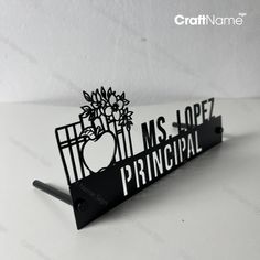 a black and white sign with an apple on it that says, moms lovez principals