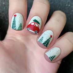 30 Adorable Christmas Nail Art Ideas You’re Going To Love Cute White Christmas Nails, Nails Gold And White, Black And White Christmas Nails, Christmas Nails Gold, Christmas Tree Nail Designs, Christmas Present Nails, White Christmas Nails, Christmas Nail Art Ideas