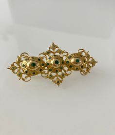 It is a brooch / pendant. Spanish, dating from the 18th Century. These types of pieces are very rare, since they were donated to churches for the crowns of the virgins and other goldsmiths. It is for a collector of high-quality Spanish jewelry. epoch. Approx. measurements, 6.3x 3.3cm. Weight, 12.8cm. Antique Baroque Brooches With 17 Jewels, Victorian Gold Brooches With Jewels, Victorian Gold Pendant Brooches, Traditional Yellow Gold Pendant Brooches, Traditional Yellow Gold Brooches For Formal Occasions, Traditional Yellow Gold Formal Brooches, Ceremonial Gold Brooches With 17 Jewels, Ornate Yellow Gold Brooch For Ceremonial Use, Antique Gold Brooches With Jewels