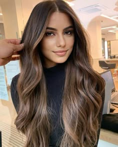 Dark Brown Hair With Highlights, Brown Hair Inspo, Hair 2022, Brunette Hair With Highlights, Dark Hair With Highlights, Hair With Highlights, Brown Hair Balayage, Long Dark Hair, Balayage Brunette