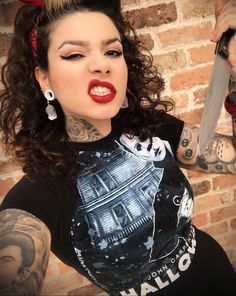 Pinup goth Gothabilly Plus Size, 50s Pinup Outfits, Cool Grey 11s Outfits, Pin Up Goth, Rockabilly Aesthetic, Pinup Portrait, Cool Grey 11s, Pinup Goth