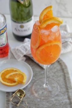 This authentic Italian single serve Aperol Spritz is so delicious! This drink is so refreshing and easy to make, especially because it only uses 3 ingredients. No matter the occasion, you need to try whipping up one of these delicious cocktails! Vodka Redbull Cocktails, What To Mix With Vodka, Mezcal Aperol Cocktail, Mixed Drink Ideas, Aperol Cocktail Recipes Gin, Aperol Spritz Mock Tail, Red Kit