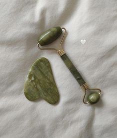 Ancient Chinese therapy is the newest trend on getting beautiful. It has many benefits and this beauty trend: Gua Sha is sure to be a skincare staple. Botox Facial, Gua Sha Facial, Gua Sha Tools, Face Roller, Jade Roller, Facial Roller, Face Massage, Skincare Tools, Improve Skin Elasticity