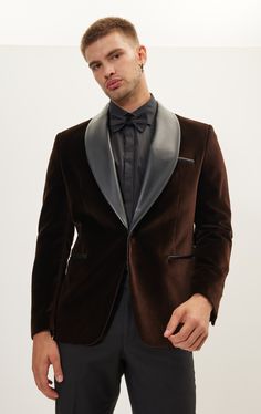 A classic tuxedo which has been updated in a deep brown, this one is made from cotton - velvet sourced from Redaelli - an Italian atelier with a historic background in weaving exquisite versions of the textile. Its finished with faux leather shawl lapels, buttons and trim. Italian Velvet Tuxedo


Fabric by Redaelli
100% Cotton 
Two Buttons
Faux leather Shawl Lapel
Made in Turkey

 
Style #R180L


Designed for a tailored fit. Fits true to size. If on the skinnier side, you are recommended to take your nearest size down. 
Fit model wears a 38, his measurements : chest 38"/ neck 15.5" / height 6'0"/ weight 155lbs.

Spotted in Satin Shawl Lapel Version R180:











 Visualizza questo post su Instagram  LA VIBES - Congratulazioni a SUPER BOWL CHAMP @ nelsonagholor15 🙌 - Styled by Milano Ex Shawl Lapel Tuxedo, Velvet Tuxedo, Satin Shawl, Turkey Style, Classic Tuxedo, Tuxedo Pants, Tuxedo Jacket, Black Tie Event, Deep Brown