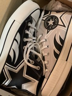 Converse Star Shoes, Converse With Stars, Acubi Shoes, Zapatillas Aesthetic, Converse Y2k, Thrift Shoes, Converse Ideas, Stars Converse