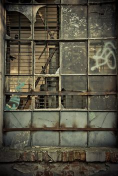 Abandoned Living Room, Arch Windows, Interior Design Minimalist, Industrial Door, Interior Minimalista, Broken Window, Old Windows, Shelves In Bedroom