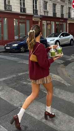 Knited Sweater, Stile Blair Waldorf, Dark Academia Outfits, Sandal Tali, Chique Outfit, Look Adidas, Academia Outfits, Skandinavian Fashion, Chique Outfits