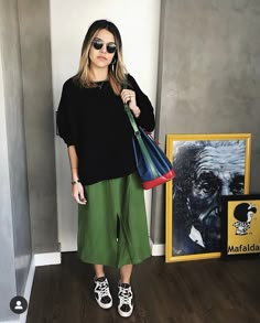 Rock Girl Outfit, Look Boho Chic, Fashion Victim, Comfy Fashion, Sneakers Outfit, Green Skirt, Mom Outfits, Baccarat