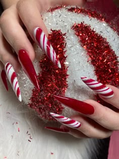 Candy Cane Nails Stilleto, Simple Christmas Stiletto Nails, Red Stiletto Nails Christmas, Candy Cane Stiletto Nails, Sharp Christmas Nails, Red Christmas Stiletto Nails, Candy Cane Almond Nails, Christmas Nails Stiletto Glitter, Xxl Christmas Nails