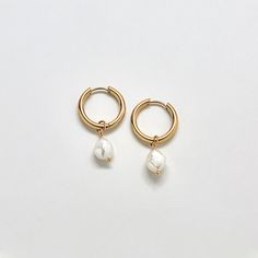 Gold Single Pearl Huggie Earrings Tiny Gold Hoop Earrings, Single Pearl, Gold Vermeil Jewelry, Style 2023, Pearl Hoop Earrings, Vermeil Jewelry, Huggie Earrings, Pearl Color, Gold Filled Jewelry