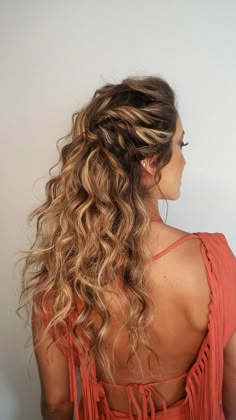 2b Wedding Hairstyles, Braid Curly Hairstyles Wedding, Curly Braided Hairstyles Wedding, Medium Curly Wedding Hairstyles, Curly Formal Hairstyles Medium, Curly Up Styles, Bridesmaid Hairstyle Curly Hair, Bridesmaids Hairstyles For Curly Hair, Hoco Hair Ideas Curly Hair