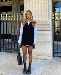 Fall Vest Outfits Women, Fall Vest Outfits, Vest Street Style, Black Sweater Vest, Vest Outfits For Women, Oversized Black Sweater, Pull Col V, Sweater Outfits Fall