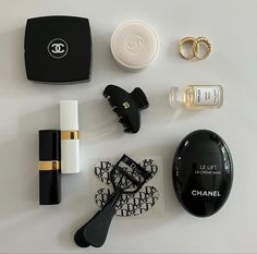 Chanel Aesthetic Makeup, Chanel Makeup Aesthetic, Chanel Products Aesthetic, Chanel Make Up Brushes, Chanel Makeup Brush Set, Evening Eye Makeup, Chic Makeup, Beauty Care Routine