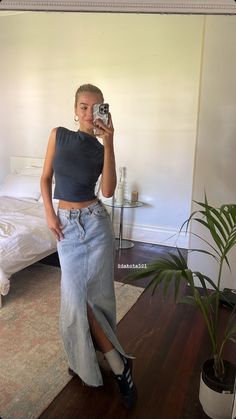 Looks Adidas, Outfit Leggings, Samba Outfit, Looks Pinterest, Denim Skirt Outfits, Europe Outfits, Long Denim Skirt, Denim On Denim, Rock Outfit