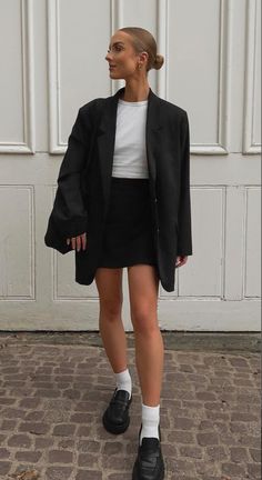 Outfit With Short Black Skirt, Black Blazer And Skirt Outfit, Black Skirt And Blazer Outfit, Business Casual Outfits For Young Women, Black Short Skirt Outfit, Young Business Casual, Young Professional Outfits Casual, Mini Black Skirt Outfit, Blazer And Skirt Outfits