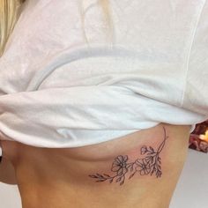 Minimalistic Flower Tattoo, Flower Tattoo On Ribs, Rib Tattoos For Women, Basic Tattoos, Ribcage Tattoo, Bouquet Tattoo, Small Pretty Tattoos, Writing Tattoos, Petite Tattoos