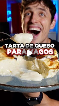 a man holding a plate with food on it and the caption reads tarta de queso para vagos