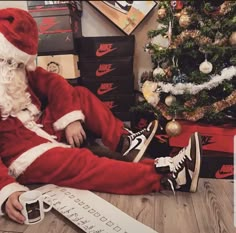 Travis Scott Christmas, Hypebeast Christmas Tree, Rap Christmas Aesthetic, Travis Scott Jordan 1 Outfit, Travis Scott Wallpapers Shoes, Dior Travis Scott, Rapper Christmas, Jordan Casual Shoes, Women Jordans