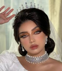 Arabic Makeup Bridal, Arab Makeup, Bridal Makeup Red Lips, Arab Bride, Hair Stayl, Bridal Accesories, Hair Care Oils, Arabic Makeup, Red Lip Makeup