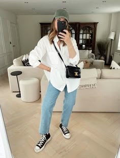 Converse Hi Lift Outfit, Converse French Style, Womens Converse High Tops Outfit, All Star Shoes Outfit Style, Black All Star Outfit, Black T Shirt Outfit Casual, Cool Mum Fashion, Black Chuck Taylors Outfit, Womens Converse Outfit