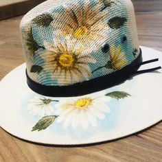 Diy Denim Jacket, Summer Painting, Denim Crafts, Hat Ideas, Sunflower Painting, Denim Diy, Painted Clothes, Diy Book