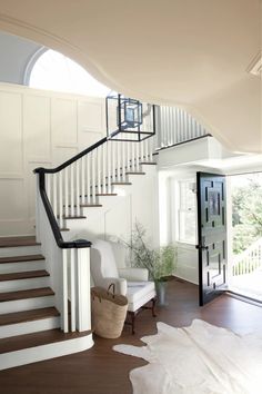 A small detail that can make a big difference, the handrails are an important accent to your whole staircase's look. Here's what color experts say you should paint them. (Image credit: Benjamin Moore) Foyer Staircase Entryway, White Hallway Ideas, Stairs And Landing Ideas, Hallway Stairs And Landing, Landing Ideas, Open Foyer, Foyer Staircase, Beautiful Entryways, Modern Entryway