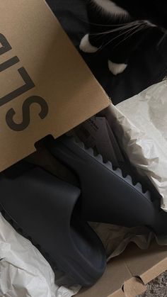 Adidas Yeezy Slide, Yeezy Slides, Kicks Shoes, Shoe Wishlist, Cute Nike Shoes, Fresh Shoes