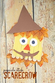 a scarecrow made out of popsicle sticks on a wooden background with text overlay that says popsicle stick scarecrow