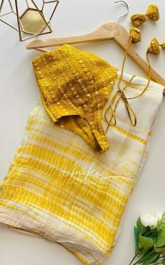 Yellow Tie Dye Saree, Saree Dyeing Ideas, Tie Dye Saree Design, Yellow Saree Look, Tie Dye Saree, Mirror Work Fabric, Yellow Georgette Saree, Tie And Dye Saree, Mirror Work Saree