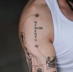 a man with a tattoo on his arm that says me morri en toto