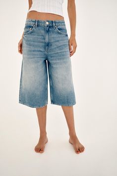 TRF MID-RISE BAGGY DENIM SHORTS Look Bermuda, Baggy Jean Shorts, Baggy Denim Shorts, Zara Haul, Bermuda Jean Shorts, Baggy Jean, Zara Outfit, Baggy Denim, Zara Fashion