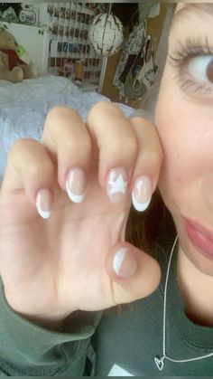 Star Nail Designs French Tip, Nail Ideas For School Almond, Nail Inspo French Tip White, Cute Nails School, Simple Natural Nail Designs Short, Cute French Tips With Designs, French Tip Nails With Star Design, Tiktok Nails Designs