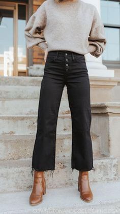 Flare Wide Leg Jeans Outfit, Black Wide Cropped Pants Outfit, Sweatshirt Wide Leg Jeans Outfit, How To Wear Crop Jeans, Stylish Outfits Fall 2024, Wide Leg Jeans Outfit Winter Ankle Boots, Crop Flare Jeans With Boots, Shoes For Cropped Wide Leg Pants, Black Wide Leg Crop Jeans Outfit