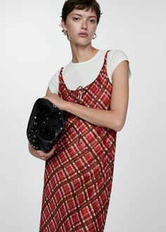 Flödesigt material, lång design, rak design, rutigt tryck, rund hals, ärmlösa, tunna remmar, ej tillslutna, dekorativ rosett, innerfoder, modellen är 177 cm lång och bär storlek S. Tartan Dress, Pantalon Large, Dress Shapes, Cashmere Coat, Women Long Dresses, Clothing Care, Plaid Dress, Maternity Clothes, Fitted Dress