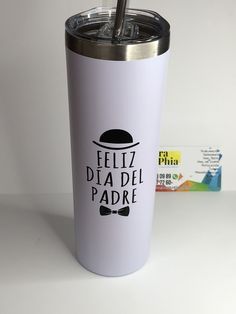 a white travel mug with a straw in it and the words feliz dia del padre