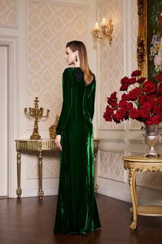 An elegant choice for formal events, this dress exudes grace and sophistication. The mermaid silhouette flatters the figure, while the long sleeves and rose-embellished details add a touch of romance. Make a statement with this luxurious velvet dress. *Note: The length is measured from the shoulder to the shortest of the front.Length: XS: 157cm, S: 159cm, M/L/XL: 160cm, XXL: 162cm Long Sleeve Evening Dress With Fitted Bodice For Gala, Elegant Fitted Evening Dress For Winter, Fitted Long Sleeve Floor-length Evening Dress, Evening Dresses With Sweep Train And Long Sleeves, Elegant Long Sleeve Dress With Sweep Train, Long Sleeve Gown With Fitted Bodice For Formal Occasions, Elegant Fitted Floor-length Long Sleeve Dress, Formal Long Sleeve Gown For Gala, Fitted Long Sleeve Chiffon Evening Dress