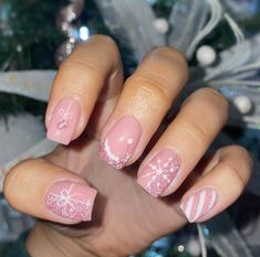 Christmas Short Nails, Modern Nail Designs, Rounded Acrylic Nails, Classy Nail Art Ideas, Christmas Nail Ideas, Square Nail Designs