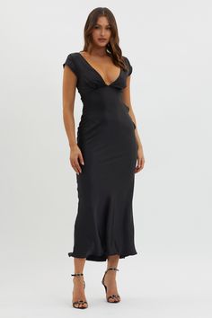 Shop the Lucinda V-Neck Twist Back Midi Dress Black | Selfie Leslie Black Midi Bridesmaid Dress, Wedding Guest Dress Short Sleeve, All Black Wedding Guest Outfit, Black Wedding Guest Outfits, Black Wedding Guest Dress, Graduation Fits, Black Midi Dresses, Black Graduation Dress, Black Printed Dress