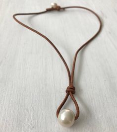 Leather Pearl Necklace, Single Pearl Necklace, Diamond Jewelry Necklace, Pearl Leather, A Necklace, Fabric Jewelry, Jewelry Projects, Diy Necklace