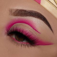 Contemporary Makeup Looks, Pink Dramatic Makeup, B Day Makeup, Makeup Look Ideas Creative, Valentines Day Makeup Simple, Hot Pink Makeup Looks, Easy Eye Makeup Ideas, Makeup Ideas Pink, Valentines Makeup Ideas